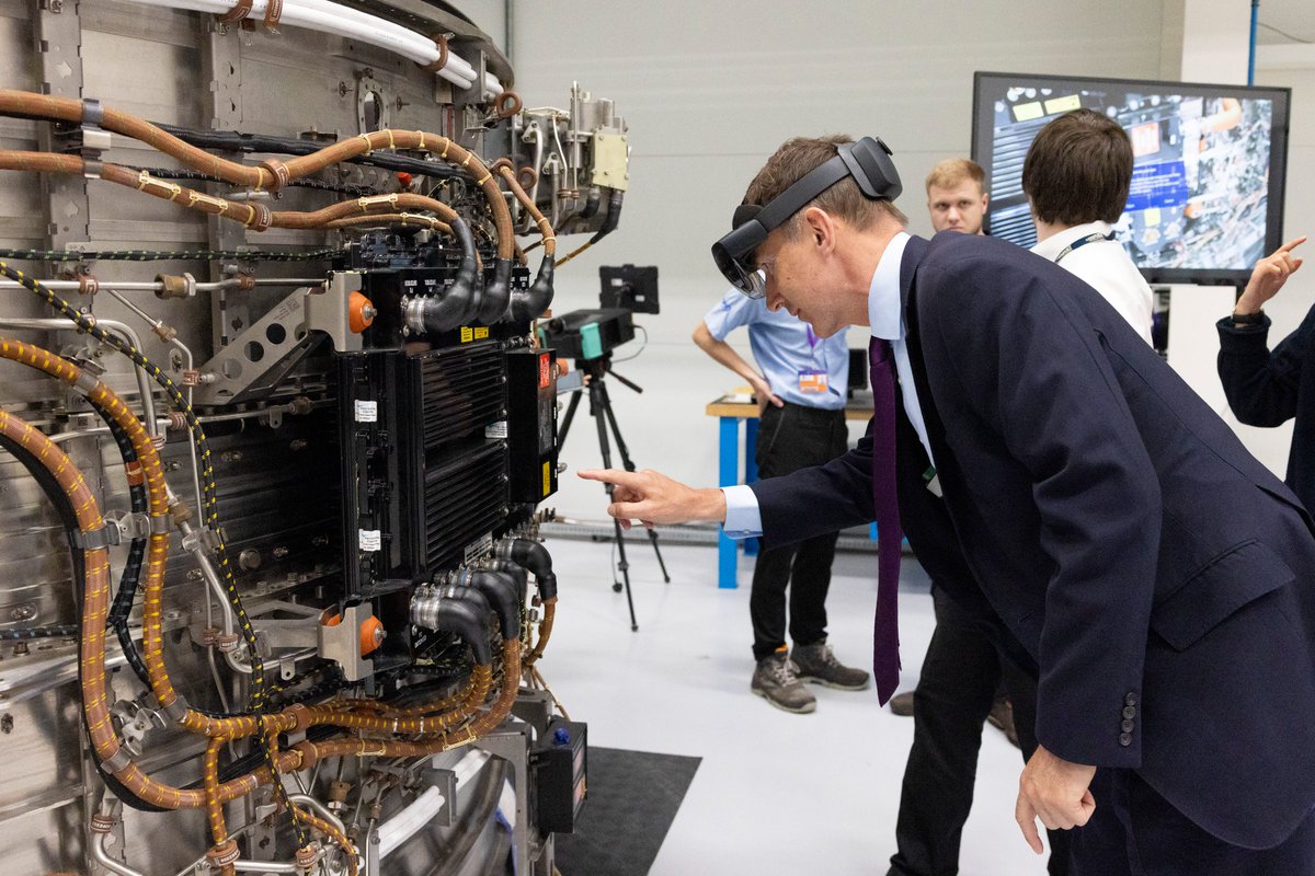 hmtreasury's tweet photo. NEWS: South Yorkshire has been announced as the first investment zone in the UK, which is expected to deliver 8,000 jobs &amp; help leverage £1.2bn of private investment by 2030. Chancellor @Jeremy_Hunt visited @Boeing during his visit to the area, a leader in advanced manufacturing. https://t.co/khhoIIqmP6