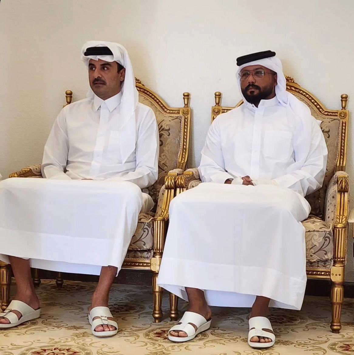 NadeebQa's tweet photo. سموّ الأمير @TamimBinHamad يُعزي السيد جبر جاسم الحسن المهندي في وفاة طفلتيه نجلاء و موزة

اللهمّ اربط على قلوب والديهم
واجعلهما شفعاء لهما 🤲🏻

#نديب_قطر | #قطر 🇶🇦 https://t.co/i11RMOsB51