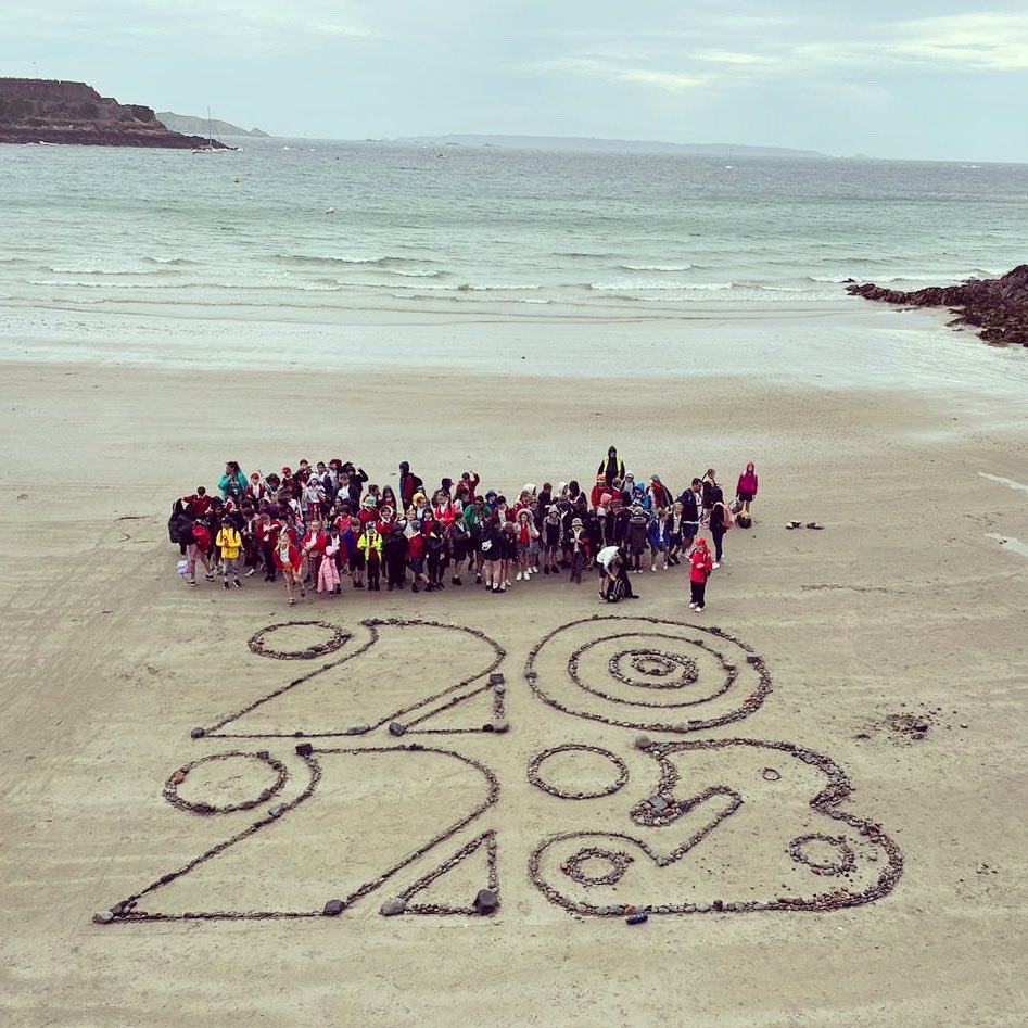 What a fantastic morning with <a href="/GuernseyArts/">Guernsey Arts Commission</a> and local school pupils from Vauvert, Notre Dame and Amherst 🎉 🌊 

Check out this HUGE logo made to celebrate <a href="/Guernsey_2023/">Guernsey2023</a> 💚🇬🇬