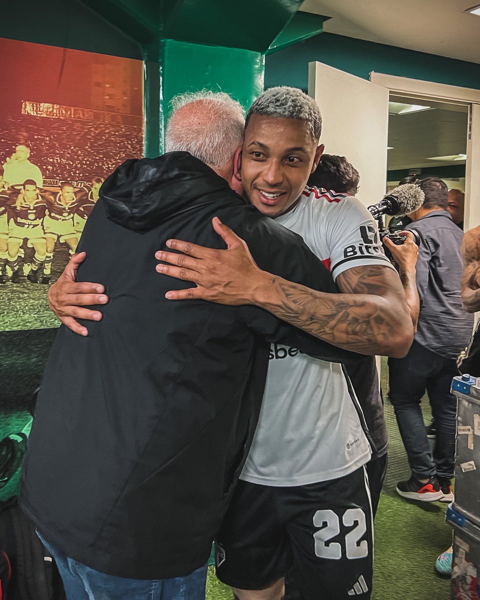 Para os que confiam no trabalho, obrigado e continuamos juntos. Para os que vivem para criticar, com o perdão da palavra, danem-se.