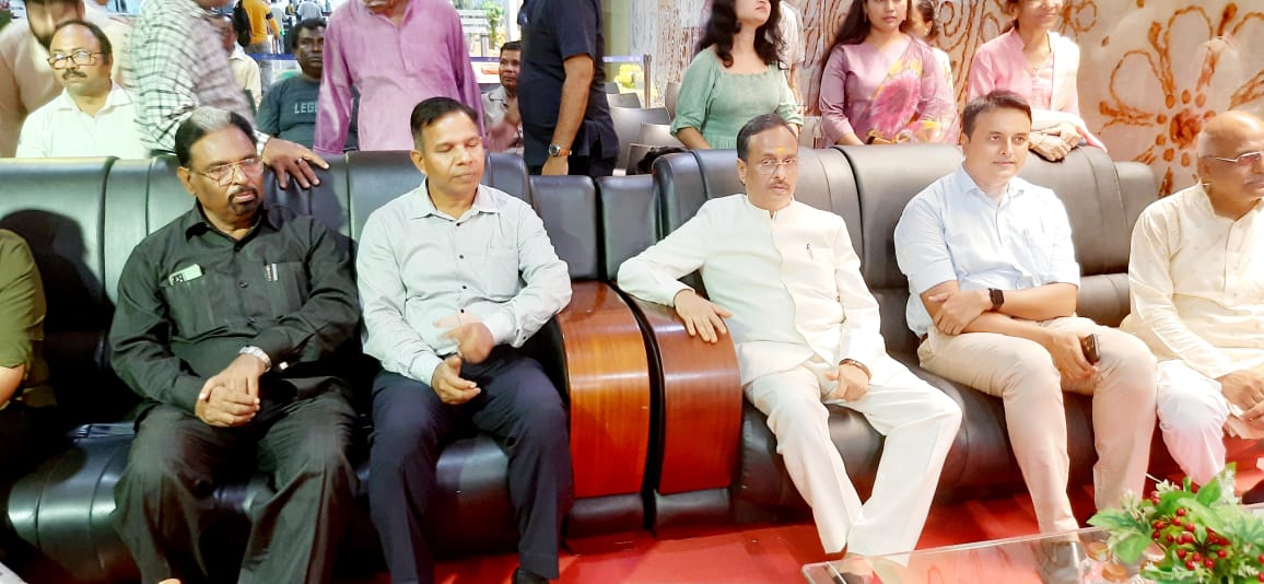 OfficialUPMetro's tweet photo. #LucknowMetro के हज़रतगंज स्टेशन पर प्रसिद्ध चित्रकार प्रो. सुखवीर सिंघल की 109वीं जन्मतिथि पर आयोजित कला/चित्रकला प्रदर्शनी का उद्घाटन पूर्व उप मुख्यमंत्री डॉ. दिनेश शर्मा ने किया। इससे पूर्व बच्चों के लिए चित्रकला कार्यशाला और प्रतियोगिता का आयोजन भी किया गया।
#UPMetro https://t.co/Ioh9vplbKr
