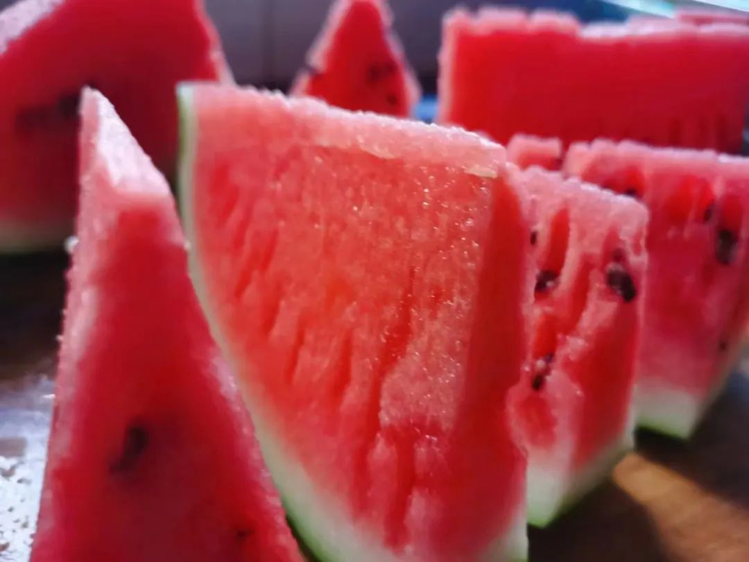 Fuyang district in #Hangzhou is currently in the peak season for Gaoshan watermelons🍉, known for their fresh pulp and delightful sweetness. Nothing beats a watermelon slice on a hot summer day!🌞 #TastyHangzhou <a href="/fuyangfeel/">Fuyangfeel</a>