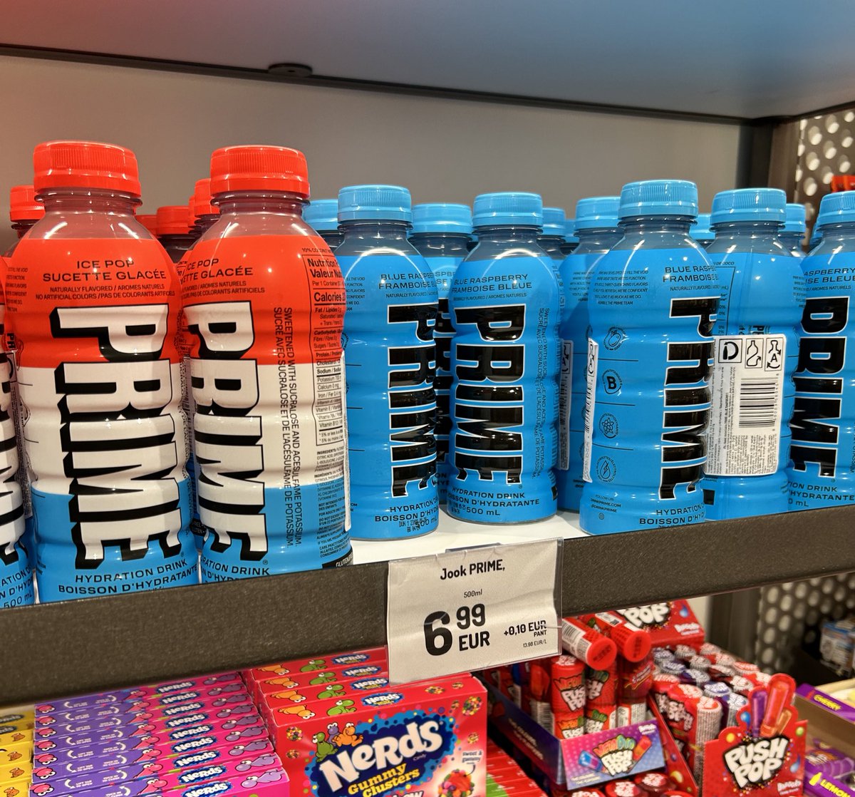 Mikmo's tweet image. Ainoa juoma, jota Tallinnasta kannattaa enää trokata? Suomessa pullohinta jopa 19€. (Kun naureskelun jälkeen tajuat haluavasi tehdä vaikutuksen lapseesi/kummilapseesi/deittiisi, näitä löytyy Solaris-kauppakeskuksen 1. kerroksen karkkikaupasta.)