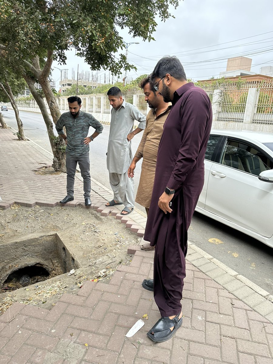TalalChandio's tweet photo. Clearing the Way for a Cleaner Clifton!We're hard at work cleaning the storm water drain in Block-2, along with Clifton Ward-3 representatives ensuring a smooth flow and preventing inconvenience to our citizens. Let's join hands and say #NoToPlasticBags for a greener future! 🌍
#KarachiWorks
