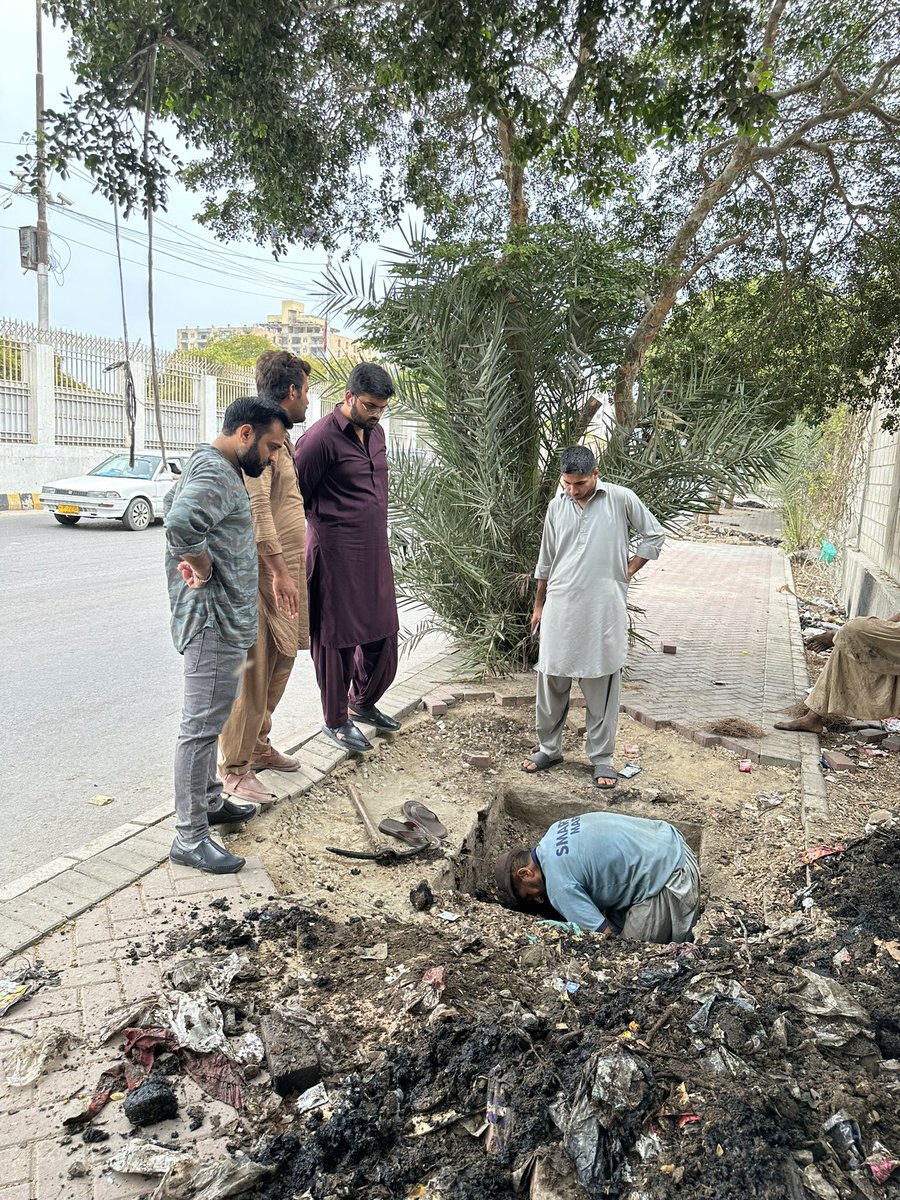 TalalChandio's tweet photo. Clearing the Way for a Cleaner Clifton!We're hard at work cleaning the storm water drain in Block-2, along with Clifton Ward-3 representatives ensuring a smooth flow and preventing inconvenience to our citizens. Let's join hands and say #NoToPlasticBags for a greener future! 🌍
#KarachiWorks
