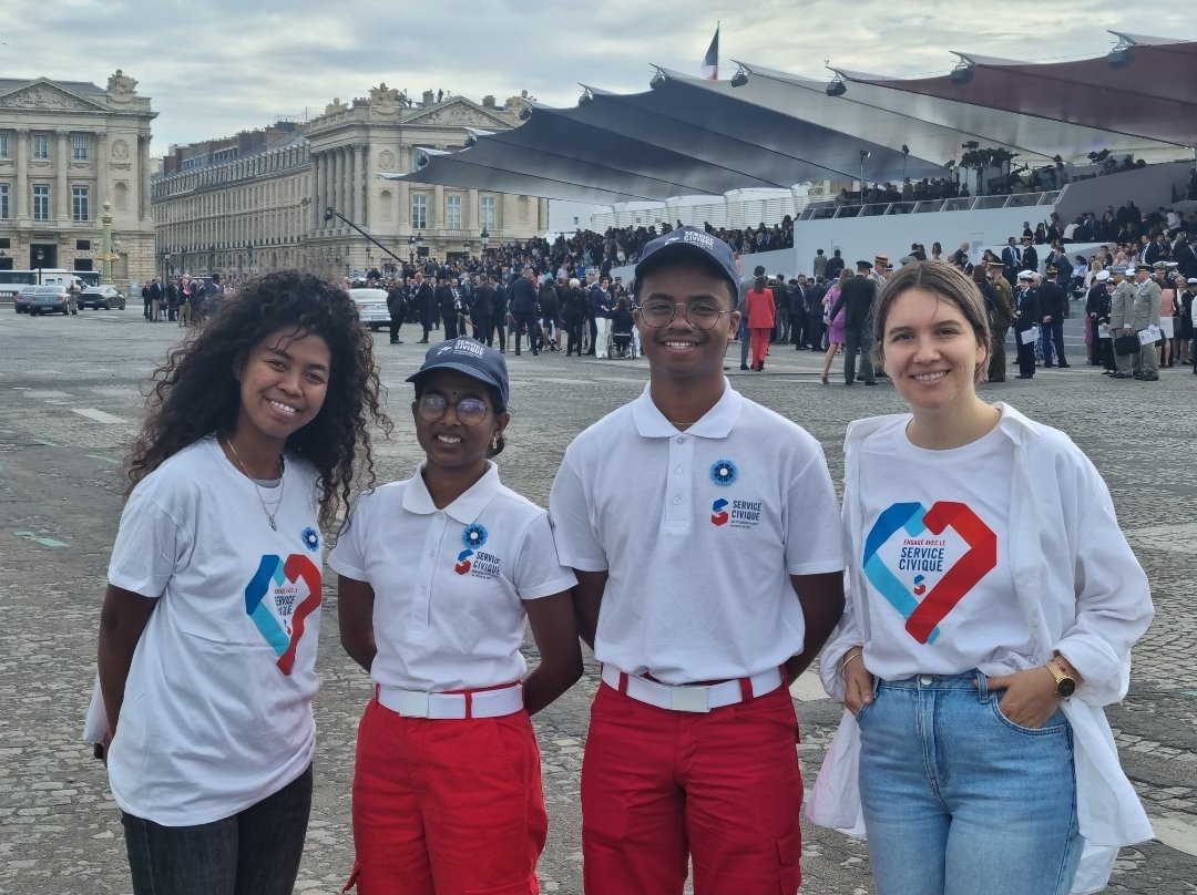 DelaunayYannFV's tweet photo. Fier que Aditi 🇮🇳 en @ServiceCivique avec @OC_Cooperation à Prades &amp; Herdo 🇲🇬 en SC @weblaligue à Lutterbach défilent pour #14juillet sous 👏 d'Emma SC 🇫🇷 en 🇪🇨 et de Tendresse SC 🇲🇬 avec @sgdf 
Le Service civique c'est aussi à l'international et en réciprocité!
#TousVolontaires https://t.co/4iuSZ0nbBq