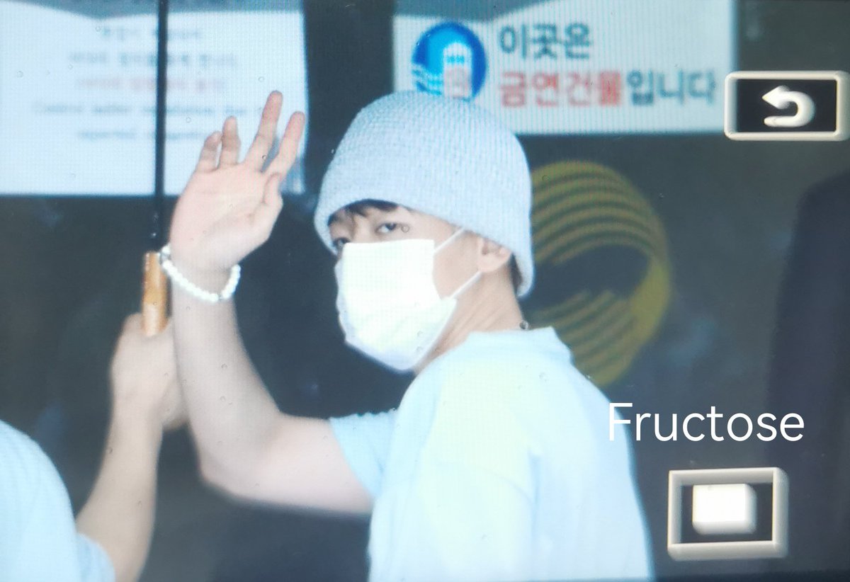 1400hyun_2's tweet photo. 출퇴근 온도차 명확한 백현 NEW❗️ https://t.co/nxQSu7q92I