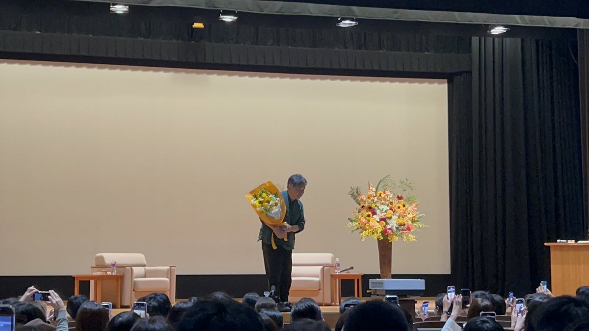 今日は大学で開催された是枝監督の講演会に参加してきました。面白いお話が沢山聞けた！自分にとって、映画は親しくも遠いメディアでした