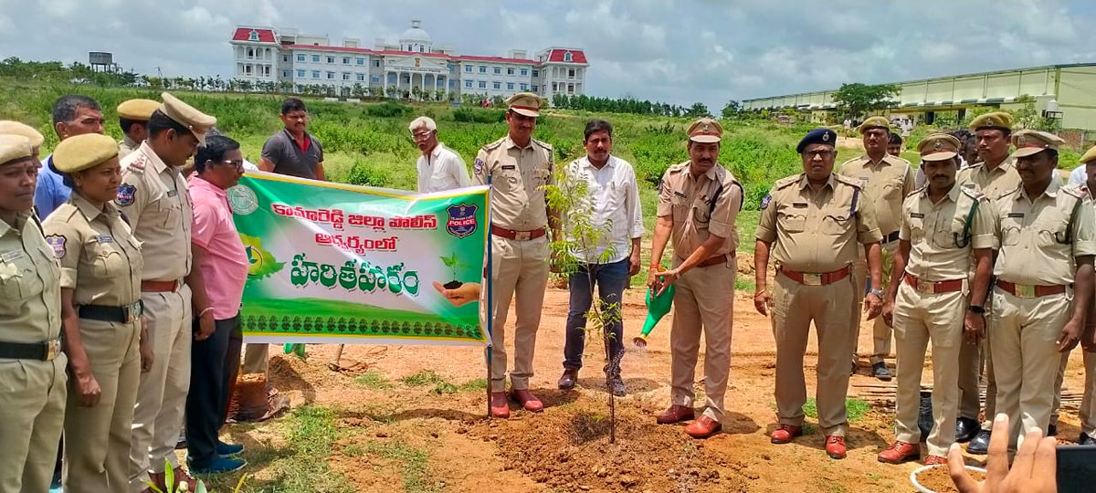 sp_kamareddy's tweet image. #Kamareddy జిల్లాలోని డిస్ట్రిక్ట్ పోలీస్ ఆఫీస్ నందు శ్రి బి.  శ్రీనివాస రెడ్డి@sp_kamareddy గారి అధ్వర్యంలో #Harithaharam లో భాగంగా చెట్లు నాటడం జరిగినది.ఇట్టి కార్యక్రమంలో శ్రి జే.అన్యోన్య (NC SP)ఓ.ఎస్.డి కామారెడ్డి గారు&amp;amp;పోలీస్ సిబ్బంది పాల్గొన్నారు.@TelanganaCOPs @TelanganaDGP