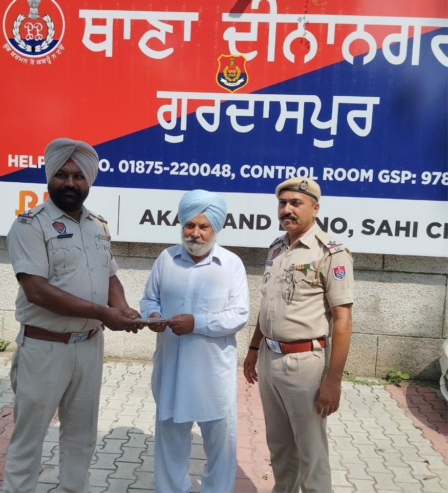 PP_Gurdaspur's tweet photo. PS Dinanagar District Gurdaspur Police recovered a lost mobile phone and handed it over to its owner who thanked the Gurdaspur Police .
#PpAlwaysAtYourService
#gurdaspurpolice https://t.co/9HWRKsCCCN