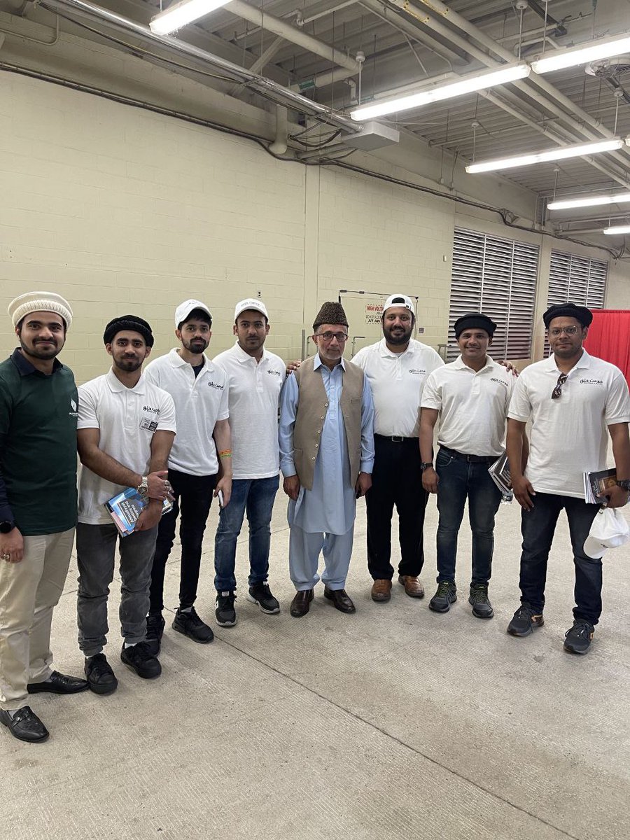 MKAMidWest's tweet photo. Regional Qaid Waqar Bajwa sb and his team from @MKAMidWest who are wholeheartedly serving the honored guests of the Promised Messiah (as). A picture with Murabbi Zafar Hanjra sb @USAJalsa #JalsaUSA https://t.co/CAxSyF2EjV