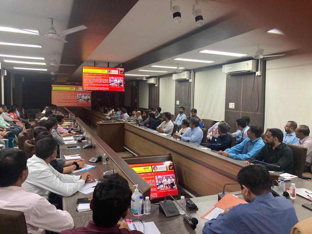 collectorkheda's tweet photo. આજરોજ જિલ્લા સેવા સદન ખાતે જિલ્લા તકેદારી આયોગ રેફરન્સ કેસોની સમીક્ષા બેઠક યોજી ભારતીય પોસ્ટ વિભાગના ઉપક્રમે અંત્યોદય શ્રમિક સુરક્ષા યોજનાની અમલવારી અંગે  સંબંધિત અધિકારીશ્રીઓ સાથે ચર્ચા કરી આયોજન કરાયું.@infokhedagog @IPPBOnline @revenuegujarat https://t.co/9ASGhnXwHh
