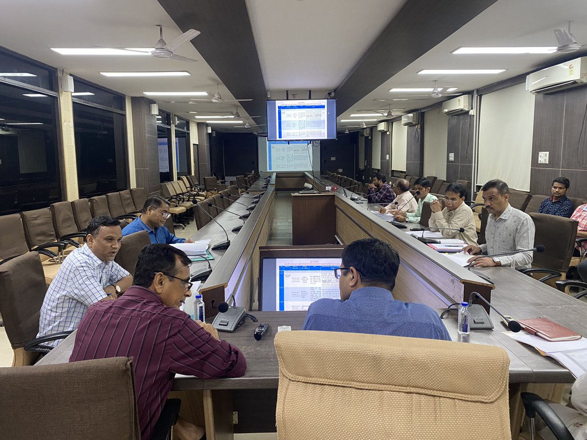 collectorkheda's tweet photo. આજરોજ જિલ્લા સેવા સદન ખાતે જિલ્લા તકેદારી આયોગ રેફરન્સ કેસોની સમીક્ષા બેઠક યોજી ભારતીય પોસ્ટ વિભાગના ઉપક્રમે અંત્યોદય શ્રમિક સુરક્ષા યોજનાની અમલવારી અંગે  સંબંધિત અધિકારીશ્રીઓ સાથે ચર્ચા કરી આયોજન કરાયું.@infokhedagog @IPPBOnline @revenuegujarat https://t.co/9ASGhnXwHh