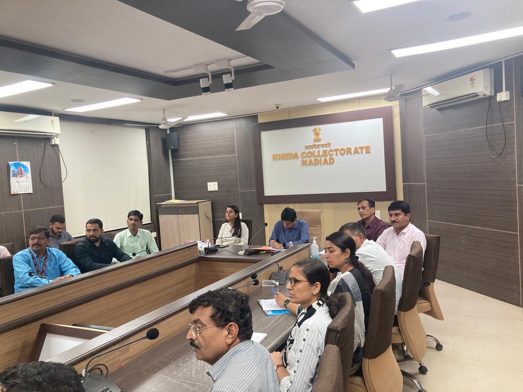 collectorkheda's tweet photo. આજરોજ જિલ્લા સેવા સદન ખાતે જિલ્લા તકેદારી આયોગ રેફરન્સ કેસોની સમીક્ષા બેઠક યોજી ભારતીય પોસ્ટ વિભાગના ઉપક્રમે અંત્યોદય શ્રમિક સુરક્ષા યોજનાની અમલવારી અંગે  સંબંધિત અધિકારીશ્રીઓ સાથે ચર્ચા કરી આયોજન કરાયું.@infokhedagog @IPPBOnline @revenuegujarat https://t.co/9ASGhnXwHh