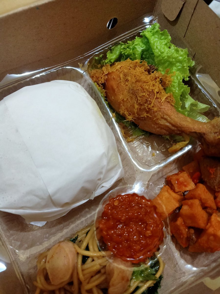 AcinVILITERA's tweet photo. Nasi kotak all the way https://t.co/k3UjqQg1BA