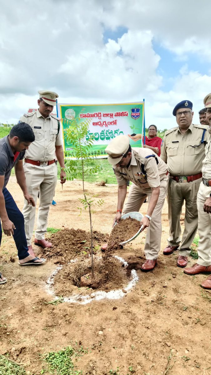 sp_kamareddy's tweet image. #Kamareddy జిల్లాలోని డిస్ట్రిక్ట్ పోలీస్ ఆఫీస్ నందు శ్రి బి.  శ్రీనివాస రెడ్డి@sp_kamareddy గారి అధ్వర్యంలో #Harithaharam లో భాగంగా చెట్లు నాటడం జరిగినది.ఇట్టి కార్యక్రమంలో శ్రి జే.అన్యోన్య (NC SP)ఓ.ఎస్.డి కామారెడ్డి గారు&amp;amp;పోలీస్ సిబ్బంది పాల్గొన్నారు.@TelanganaCOPs @TelanganaDGP