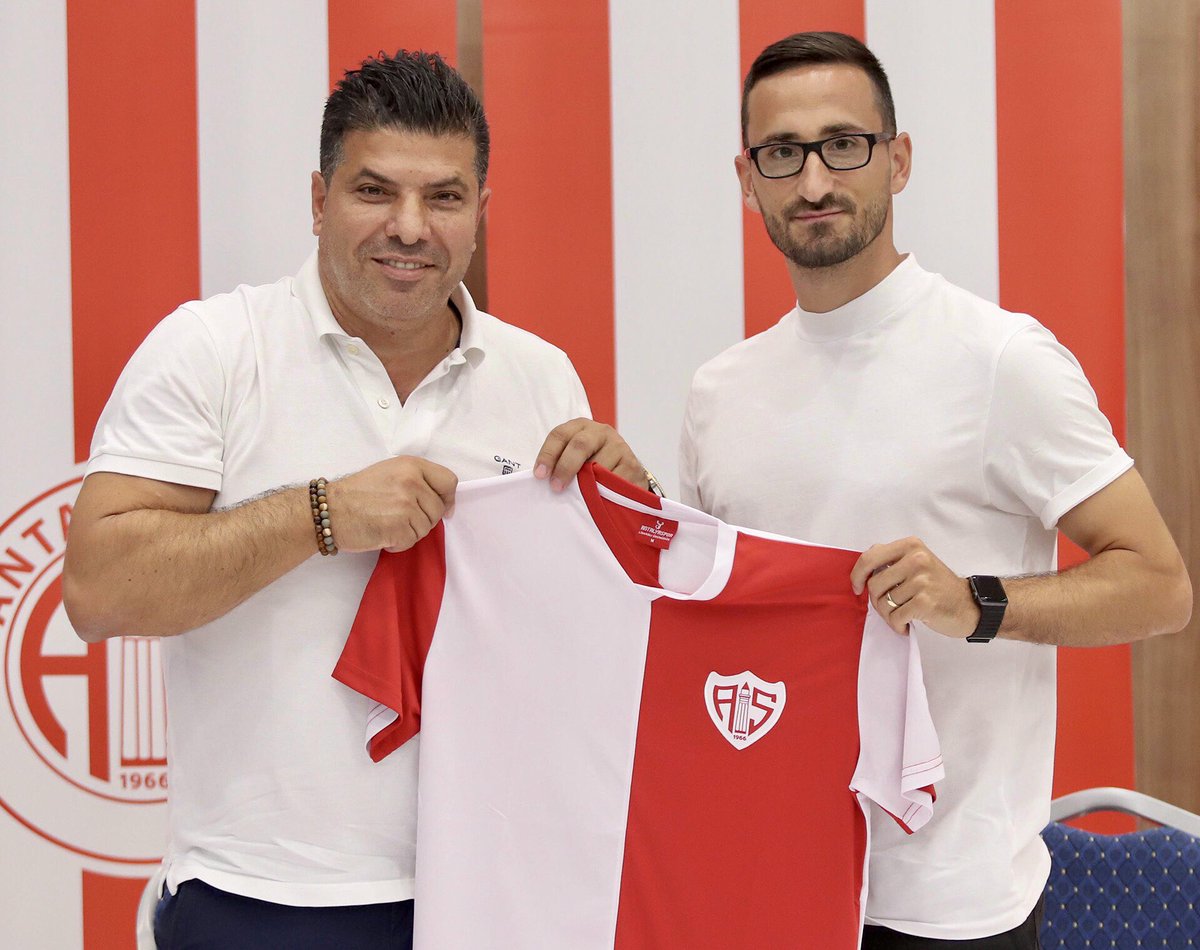 ✍️ Erdoğan Yeşilyurt imzayı attı.

Fraport TAV Antalyasporumuz Erdoğan Yeşilyurt ile 3 yıllık sözleşme imzaladı. Takımımızın Burdur MAKÜ Tesisleri’nde gerçekleştirdiği sezon öncesi birinci hazırlık kampı sırasında gerçekleştirilen imza törenine Yönetim Kurulu Üyemiz Deniz Ali