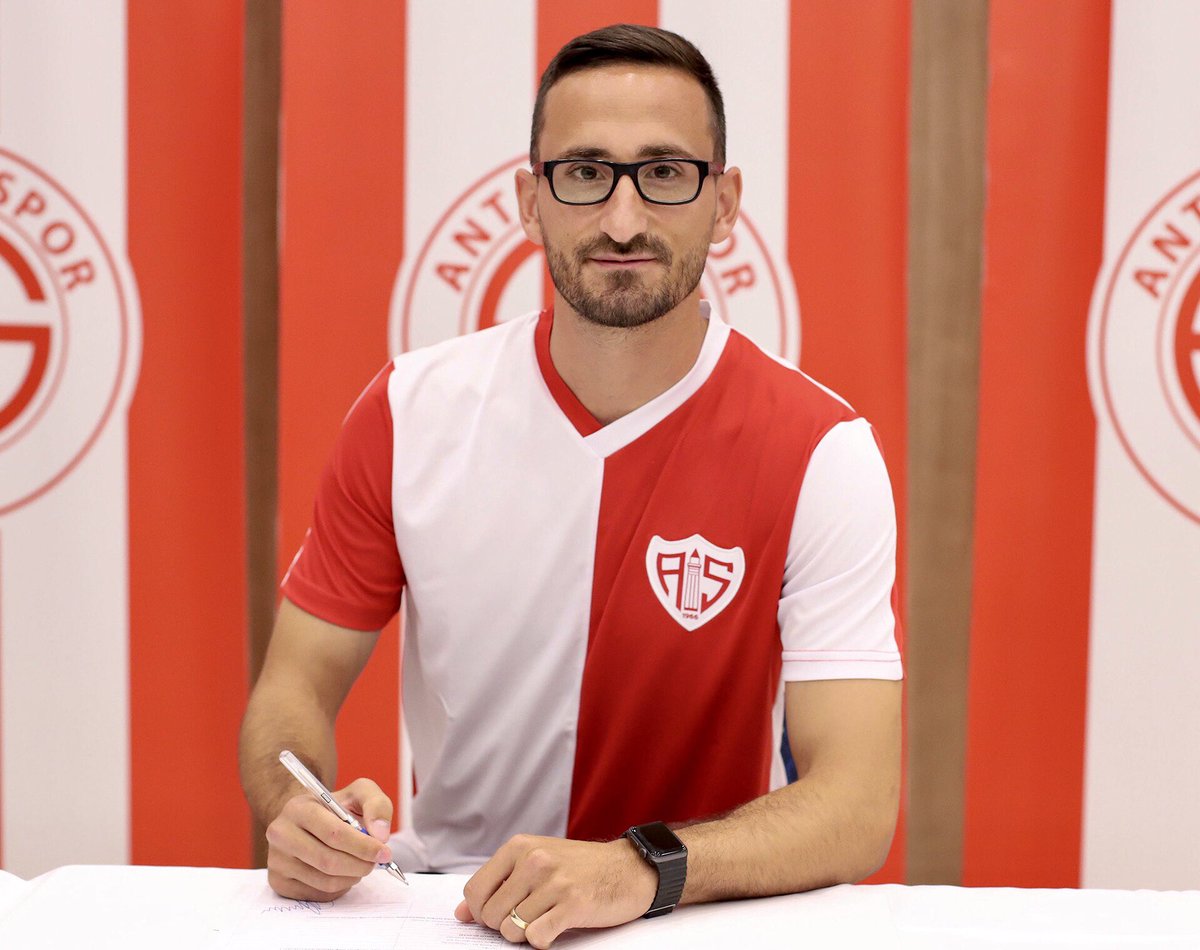 Antalyaspor's tweet photo. ✍️ Erdoğan Yeşilyurt imzayı attı.

Fraport TAV Antalyasporumuz Erdoğan Yeşilyurt ile 3 yıllık sözleşme imzaladı. Takımımızın Burdur MAKÜ Tesisleri’nde gerçekleştirdiği sezon öncesi birinci hazırlık kampı sırasında gerçekleştirilen imza törenine Yönetim Kurulu Üyemiz Deniz Ali Yeşil katıldı.

Yeni sezonun ilk transferini Erdoğan ile gerçekleştirdiklerini kaydeden Deniz Ali Yeşil, “Antalyasporumuza yetenekli bir kanat oyuncusu kazandırdığımız için mutluyuz. Almanya altyapısından sonra Altınordu ve Sivasspor’da başarı dolu sezonlar geçirmiş bir arkadaşımız. Kendisi ile 3 yıllık imzaladığımız sözleşmenin kulübümüze hayırlı olmasını diliyorum” dedi.

Erdoğan Yeşilyurt ise uzun ve zorlu bir transfer süreci yaşandığını belirterek, “Allah’a şükür istediğimiz gibi sonuçlandı. Gerçekten böyle bir camiaya geldiğim için çok mutluyum. Gelmeden önce birçok arkadaşımdan görüşlerini aldım. Hiç kimseden kötü bir ifade duymadım. Şehri zaten söylemeye gerek bile yok. Yönetim tarzı farklı, hocamız farklı. İnşallah çok başarılı geçen bir 3 yıl olur. Herkese hayırlı olmasını diliyorum” diye konuştu. İmza töreninin ardından Erdoğan Yeşilyurt kulübümüzün 1969 yılında giydiği formayı giyerek objektiflere poz verdi.

#FraportTAVAntalyaspor
#HerŞeyAntalyasporİçin