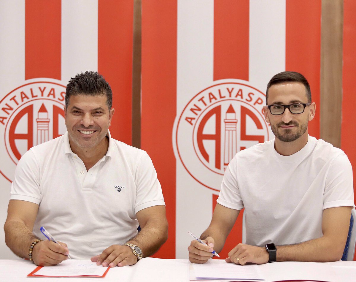 Antalyaspor's tweet photo. ✍️ Erdoğan Yeşilyurt imzayı attı.

Fraport TAV Antalyasporumuz Erdoğan Yeşilyurt ile 3 yıllık sözleşme imzaladı. Takımımızın Burdur MAKÜ Tesisleri’nde gerçekleştirdiği sezon öncesi birinci hazırlık kampı sırasında gerçekleştirilen imza törenine Yönetim Kurulu Üyemiz Deniz Ali Yeşil katıldı.

Yeni sezonun ilk transferini Erdoğan ile gerçekleştirdiklerini kaydeden Deniz Ali Yeşil, “Antalyasporumuza yetenekli bir kanat oyuncusu kazandırdığımız için mutluyuz. Almanya altyapısından sonra Altınordu ve Sivasspor’da başarı dolu sezonlar geçirmiş bir arkadaşımız. Kendisi ile 3 yıllık imzaladığımız sözleşmenin kulübümüze hayırlı olmasını diliyorum” dedi.

Erdoğan Yeşilyurt ise uzun ve zorlu bir transfer süreci yaşandığını belirterek, “Allah’a şükür istediğimiz gibi sonuçlandı. Gerçekten böyle bir camiaya geldiğim için çok mutluyum. Gelmeden önce birçok arkadaşımdan görüşlerini aldım. Hiç kimseden kötü bir ifade duymadım. Şehri zaten söylemeye gerek bile yok. Yönetim tarzı farklı, hocamız farklı. İnşallah çok başarılı geçen bir 3 yıl olur. Herkese hayırlı olmasını diliyorum” diye konuştu. İmza töreninin ardından Erdoğan Yeşilyurt kulübümüzün 1969 yılında giydiği formayı giyerek objektiflere poz verdi.

#FraportTAVAntalyaspor
#HerŞeyAntalyasporİçin