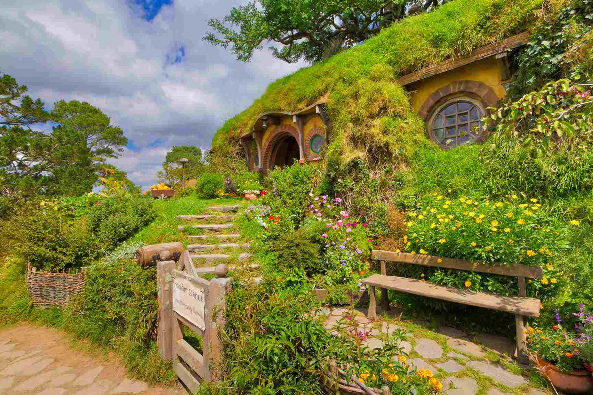 ArchitectureTud's tweet photo. ‘Earth homes." 

These houses are designed to be partially or fully integrated into the surrounding terrain, utilising the earth as a natural insulator and providing environmental benefits such as improved energy efficiency and thermal stability. https://t.co/IcwIQyvgqE