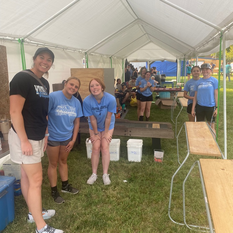 USD288's tweet photo. Our high school girls volleyball team volunteered to run the Richmond Ruritans games last night! Great to see our student athletes developing relationships with the younger kids and the community! Thank you girls and Mrs. Horstick!
We are #CHstrong https://t.co/aT9BEd2lIt