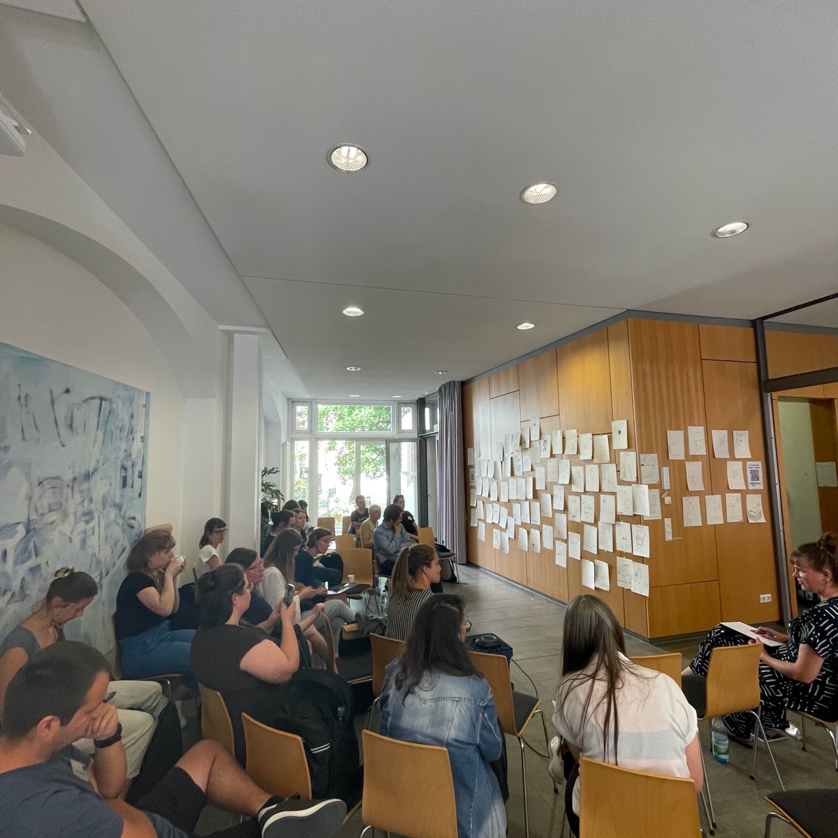 SYPPH's tweet photo. Grande Finale! Wir setzen uns nochmal hin und diskutieren zum Abschluss: Wie sieht #ReflectYourself nach zwei intensiven und wunderbaren Workshoptagen aus?
#PublicHistoryUE #PublicHistory #twitterstorians https://t.co/fMPBCyLG37