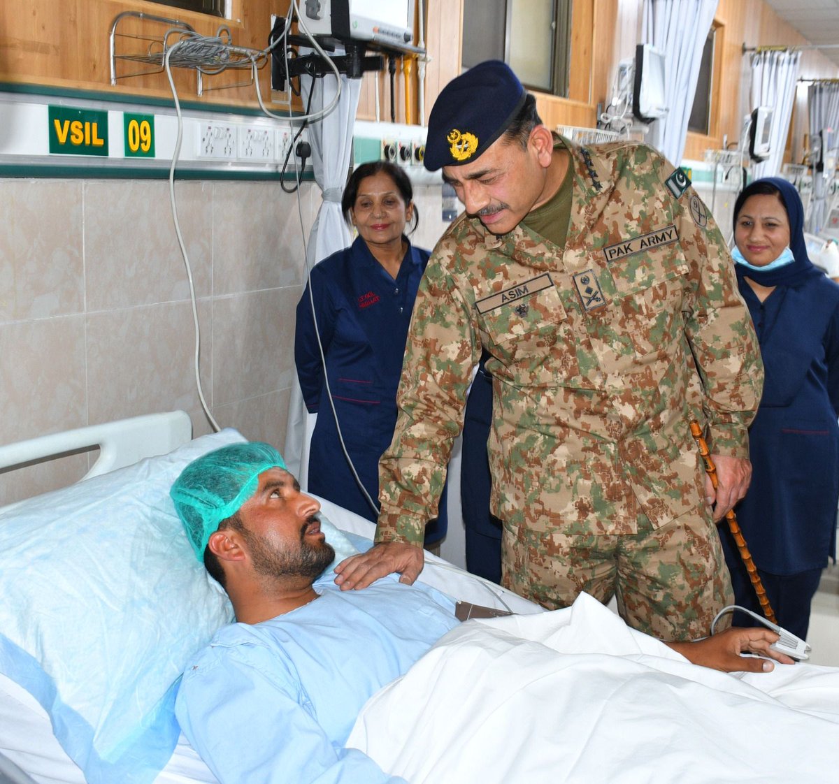 سپہ سالار کوئیٹہ میں۔ General Syed Asim Munir, COAS visited Quetta Garrison today where he was briefed on recent terrorist attack in Zhob. The COAS Paid rich tribute to the Shuhada, visited the injured soldiers at CMH, Quetta, lauded their services to the nation and appreciated…