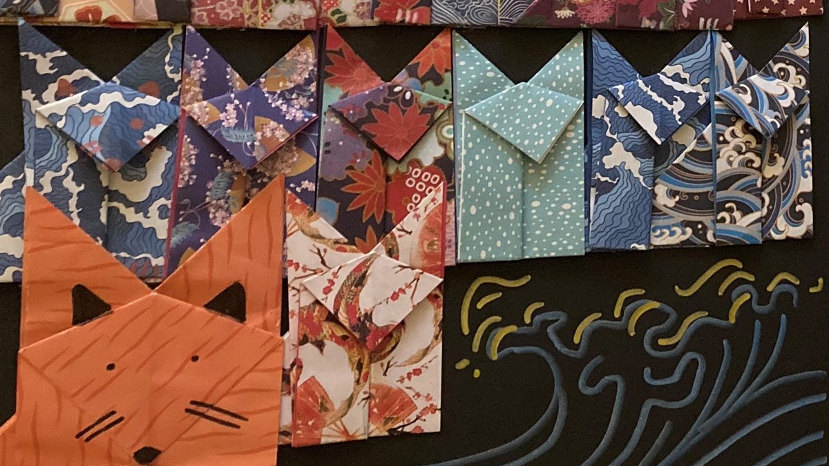 LibraryWgsg's tweet photo. Tasked with the challenge of responding to each of the #RTRP @cheltfestivals titles creatively, an icebreaker was needed for the 1st title Tsunami Girl @julianaurelius origami foxes were the colourful solution @thereaderorg @Jake_Hope @KaraOrford @Gem_Reads_Books https://t.co/99IgJcG7Tv