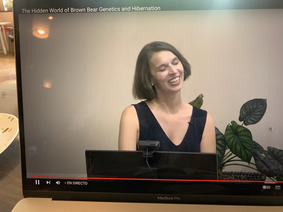 Love technology: Joana Kelly from University of California, Santa Cruz, staring her seminar on bear genetics and hibernation at <a href="/mncn_csic/">Museo Nacional de Ciencias Naturales</a>