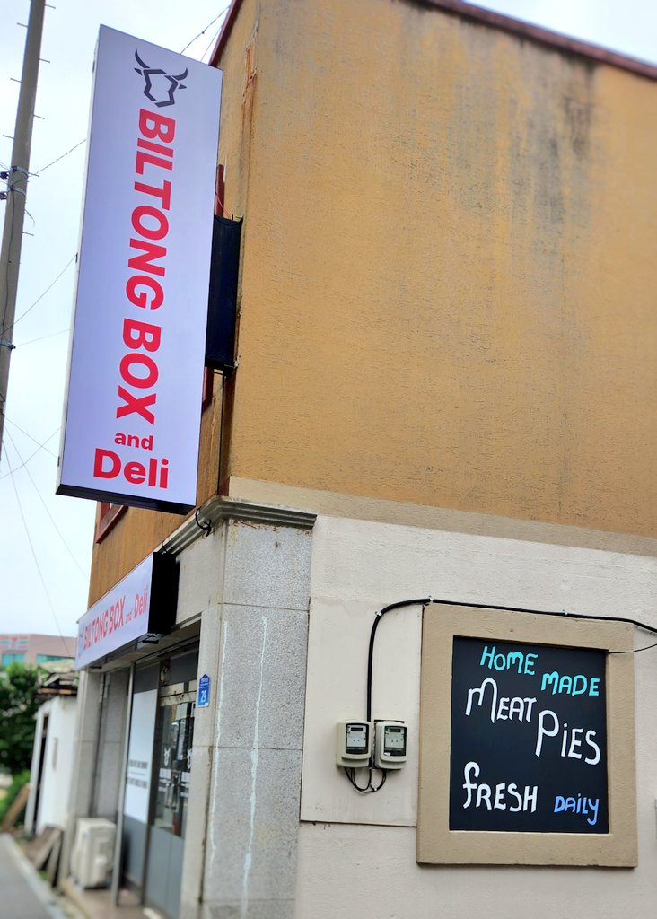 MikeBosack's tweet image. Would not have guess that I could find a delicious #MeatPie &amp;amp; #MilkTart in #Pyeongtaek, but *Biltong Box &amp;amp; Deli* knocks it out of the park every time.

Probably helps that the owner/chef is from #CapeTown🇿🇦!