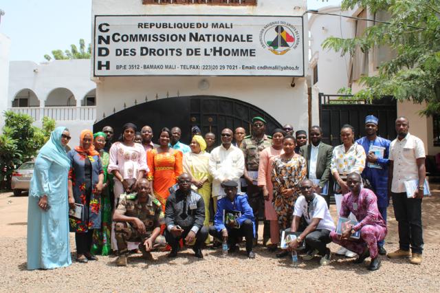 Dans le cadre de son mandat de promotion des Droits de l’Homme, la CNDH a reçu le jeudi 13 Juillet 2023, les stagiaires en « justice transitionnelle » de l’École de Maintien de la Paix (EMP) en visite guidée dans ses locaux.