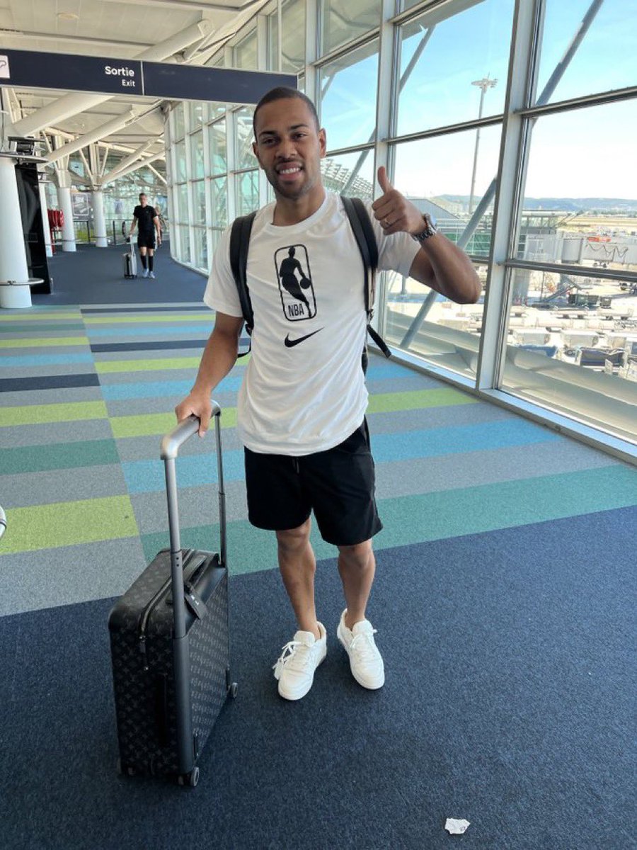 Mercat_OM's tweet photo. 🛬 Renan Lodi 🇧🇷 vient d’arriver à Marseille ! 

📸 @massilia1978 

#TeamOM #MercatOM https://t.co/AX4i0ZCJu5