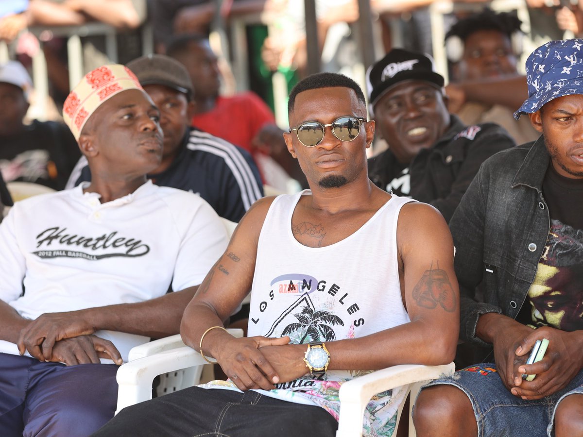 azamtvtz's tweet photo. FACE OFF: Bondia Nassib Ramadhan hana wasiwasi kwa pambano lake la kesho.

Shughuli ni kesho pale Kinnes Mabibo Dar es Salaam.

#VitasaNight #FaceOff #LasVegas #DullahMbabeVsDenzelOnyango #SioKinyonge #PaybackNight https://t.co/ilN1ipSA3q