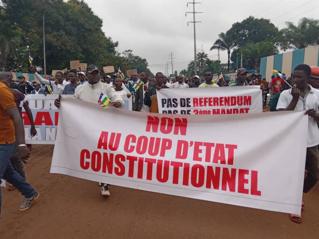 BalekossiF's tweet photo. #Centrafrique, les membres du Bloc Républicain pour la Défense de la Constitution #BDRC ont marché pacifiquement ce vendredi matin à #Bangui pour dire #NON au référendum constitutionnel https://t.co/HiRWTMBOda