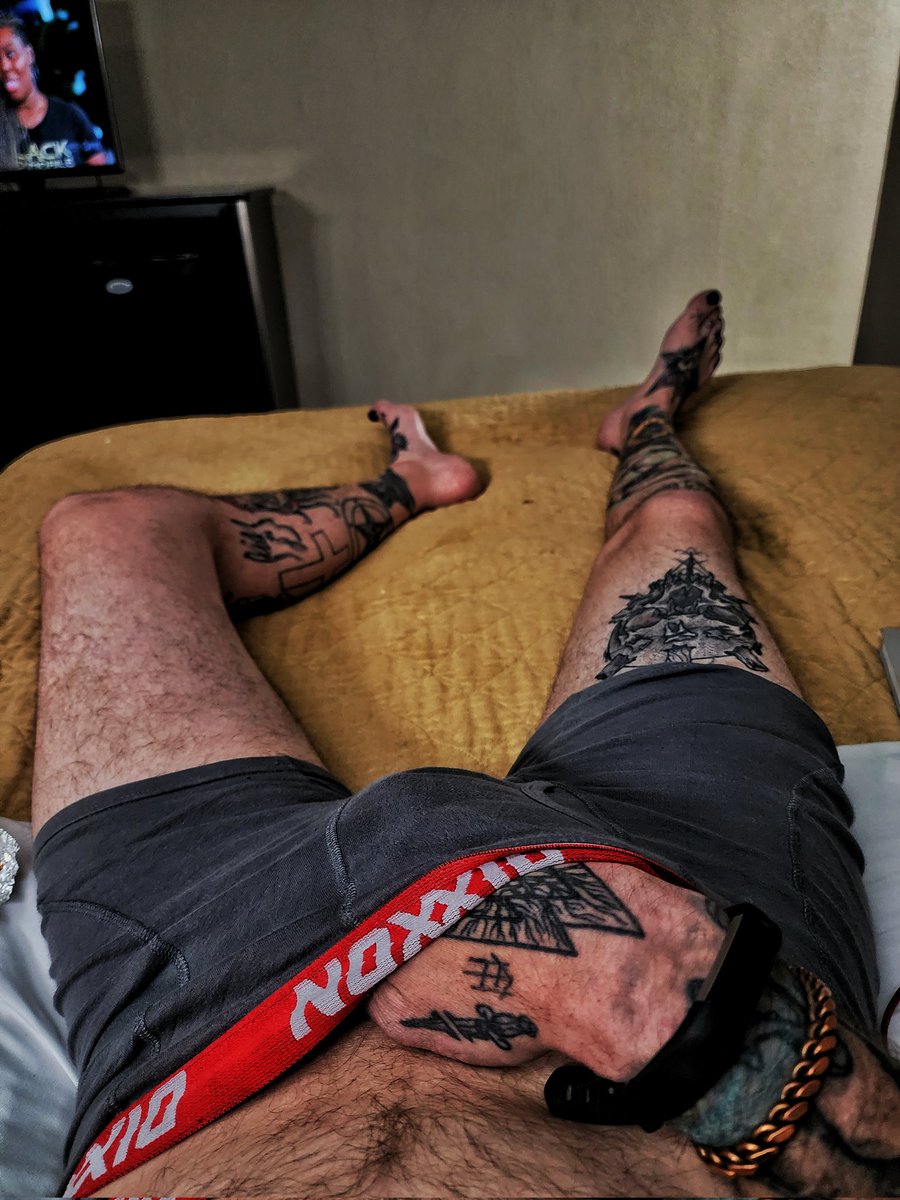 forest_wizard13's tweet photo. Staycation in a hotel next two nights. Anyone women down to trade or masturbate with me? 7.5" cock. I feel extra horny being in a hotel for some reason. Might shower. #dmme to #seemycock #bigdick #horny #hornymale #trade #nude #tradenudes #dm #Messageme #helpmebeconfident https://t.co/mm6IkvD3zl