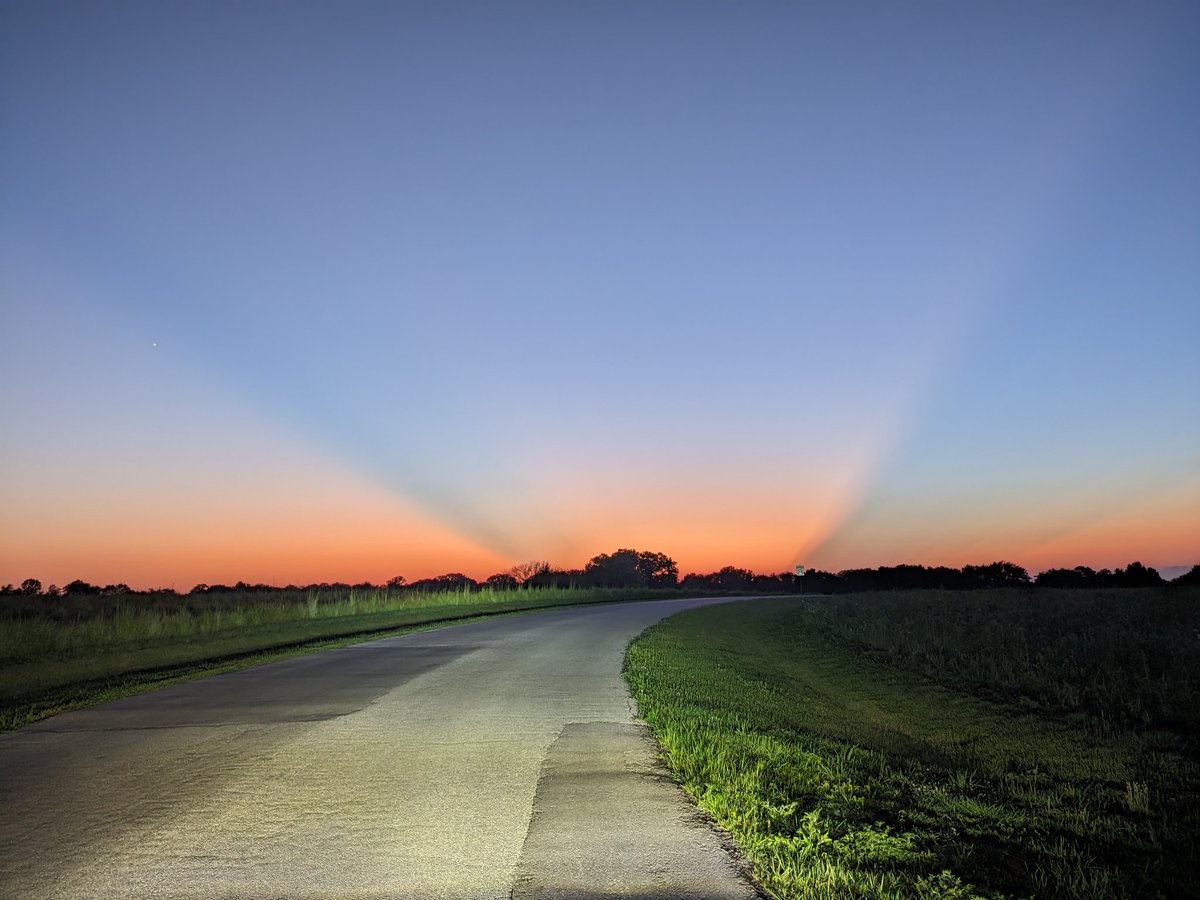 RealBethJohnson's tweet photo. @fox4wx Made for some good photography while it lasted https://t.co/9Ix5UIyaIX