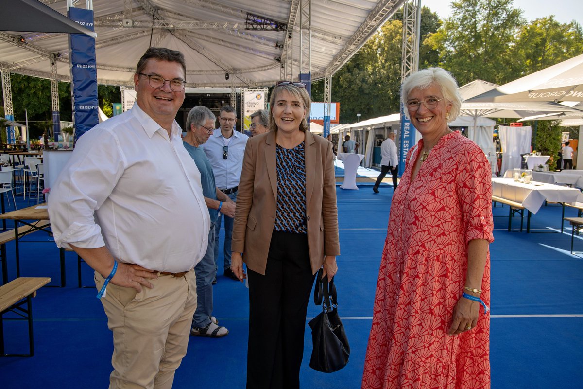 peter_simone's tweet photo. Viel frischer Wind in den letzten Tagen: vom #BEESommerfest mit Robert Habeck, @BMWK, & @RamonaPop, @vzbv, über den Besuch bei #Landwind & @BaerbelHeidebr mit @OlafLies bis hin zur Besichtigung des SOV-Schiffes von @OrstedDE in Emden mit @FahimiYasmin vom @dgb_news. #WindOfChange https://t.co/hBw7gFGTe6