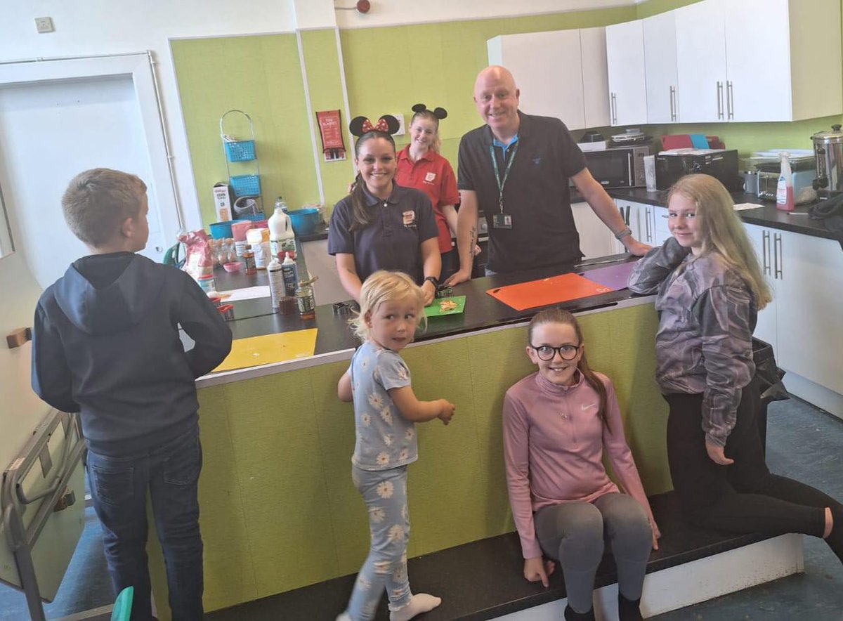 Paul4Linn's tweet photo. Great to visit Elaine, Donna &amp; Ross @JeelyPieceClub who are delivering the essential summer holiday food programme in Castlemilk. Great range of activities available and the kids were loving it. Great pancake makers too! @SNPforGlasgow in action #ForLinn #ForGlasgow https://t.co/JB2EiRgSlV