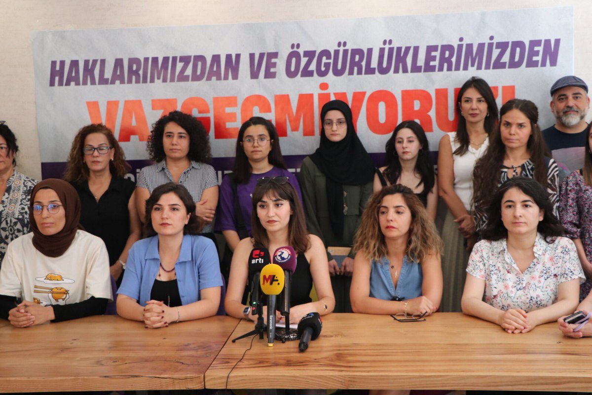 rosakadinderne1's tweet photo. Kentimizde yaşanan kadına, çocuğa ve LGBTİ+’lara dönük tüm şiddet eylemlerini görüyor ve bunlara karşı sesimizi yükseltiyoruz. Şiddet faillerinin etkili soruşturma ve kovuşturmalarla hak ettikleri cezaları almaları için mücadelemizi sürdürüyoruz. ++ https://t.co/Kr1osVHYNC