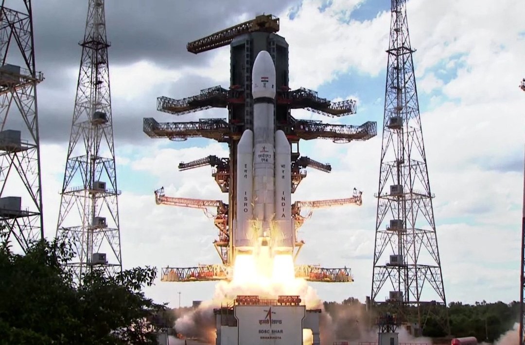 _tripathi_101's tweet photo. #Chandrayaan3 #shriharikota #ProudMoment #भारतीयअंतरिक्षअनुसंधानकेंद्र #ISRO #space
और हम चले चाँद की ओर....🇮🇳

 ऐतिहासिक क्षण.. 🙏

ISRO द्वारा श्रीहरिकोटा के सतीश धवन केंद्र से चंद्रयान 3 को धरती से चाँद की ओर एक नई ऊंचाई में लॉन्च किया गया।

चाँद में तिरंगा फिर लहेरगा। 🇮🇳 https://t.co/CJr65zcoF1