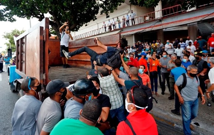 Buenos dias!!! 
#Cuba amanece hoy de nuevo con mas de 1000 presos politicos Exigimos su liberacion,#YaBasta
#LibertadParaLosPresosPoliticos 
#LibertadYjusticiaParaCuba 
#AbajoLaDictaduraCastroCanel