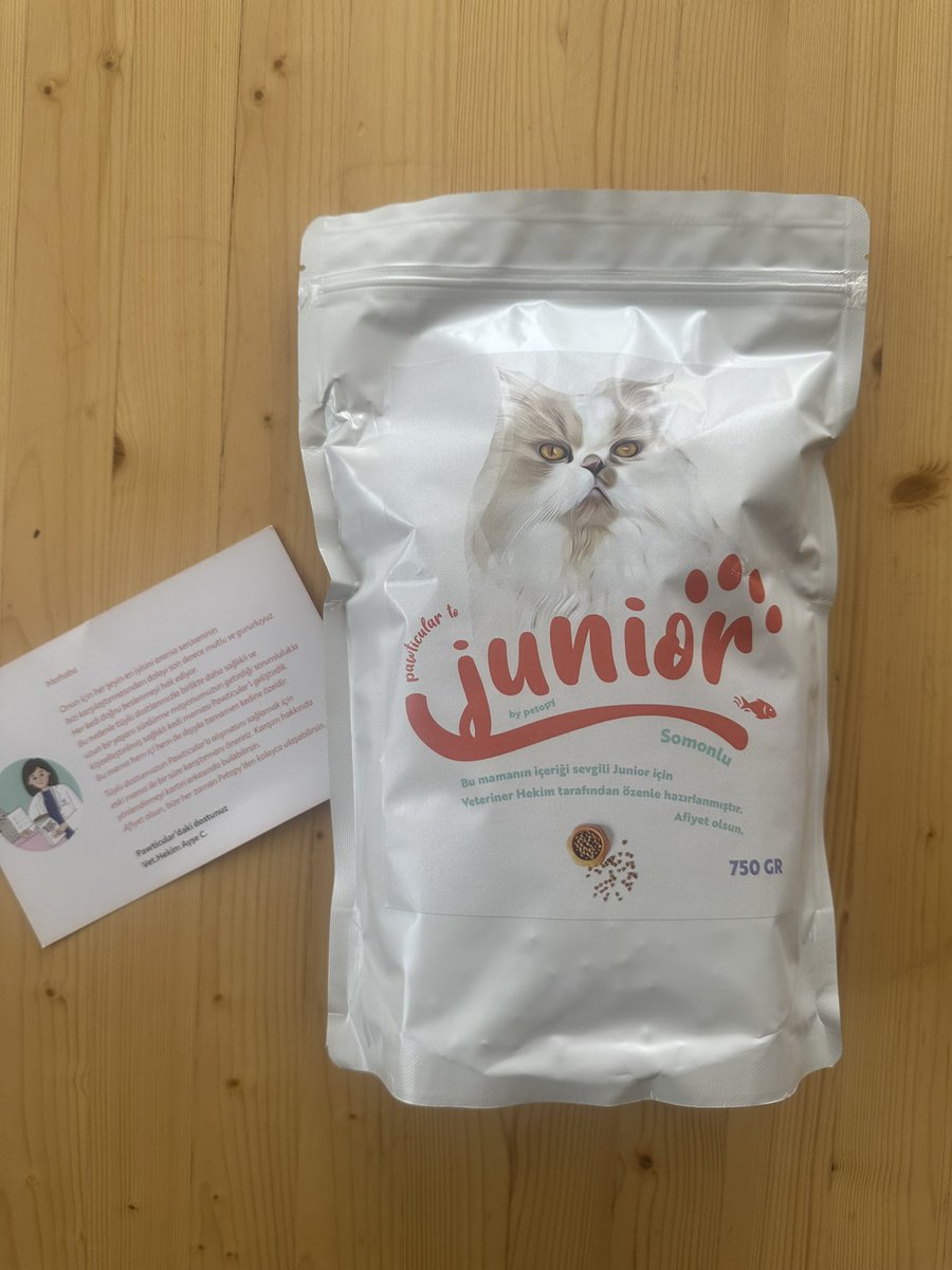 1. Junior ve ben @petopytr’e bu muhteşem kedime özel paket ve içerikli, düşünceli ve lezzetli mama hediyesinden dolayı teşekkür ederiz 🙏🏻😻🐾 Nedir bu diye merak eden olursa aşağıda detay yazıyorum.