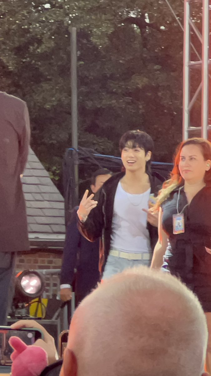 giggIeguk's tweet image. SHAKIGNDKKFFK #JungKookOnGMA