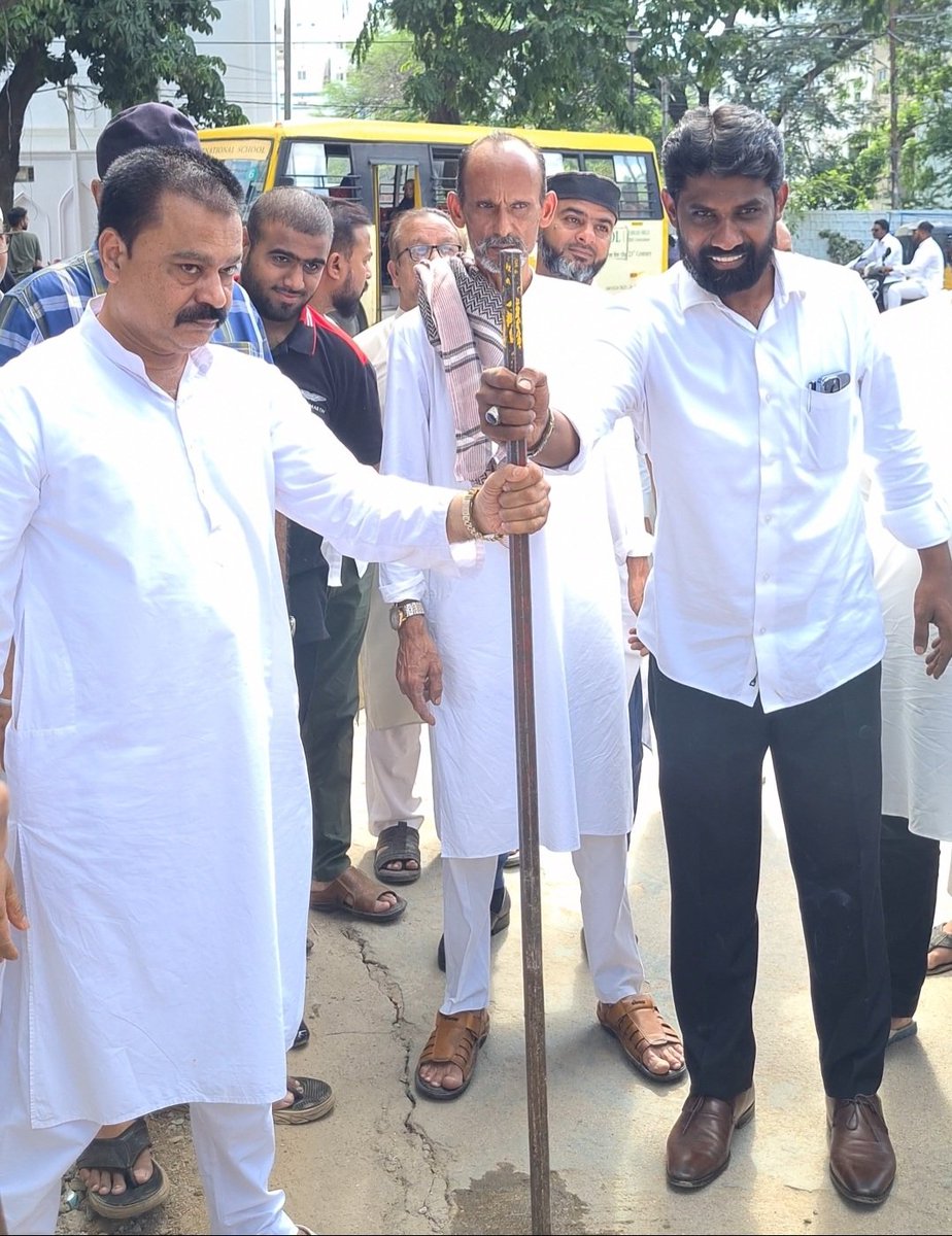 MohdRashedFaraz's tweet photo. On The Instructions of @aimim_national President Barrister @asadowaisi Sahab & @akbarowaisii Sahab.

GHMC Standing Committee Member & #AIMIM Shaikpet Corporator 𝐌𝐨𝐡𝐚𝐦𝐦𝐞𝐝 𝐑𝐚𝐬𝐡𝐞𝐝 𝐅𝐚𝐫𝐚𝐳𝐮𝐝𝐝𝐢𝐧 Along With GHMC officials Started New #VDCC Road At Samatha Colony, Shaikpet Division, Jubilee Hills Constituency. The Estimate Cost of Project ₹2.80 lakhs. Along With Mujeeb Bh, Sajid Bh & Other's Residents of Colony.

#AIMIM #Shaikpet #SamathaColony #JubileeHillsConstituency #vdccroad #Development #Works