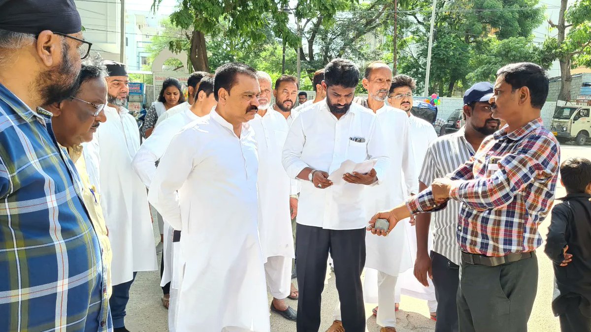 MohdRashedFaraz's tweet photo. On The Instructions of @aimim_national President Barrister @asadowaisi Sahab & @akbarowaisii Sahab.

GHMC Standing Committee Member & #AIMIM Shaikpet Corporator 𝐌𝐨𝐡𝐚𝐦𝐦𝐞𝐝 𝐑𝐚𝐬𝐡𝐞𝐝 𝐅𝐚𝐫𝐚𝐳𝐮𝐝𝐝𝐢𝐧 Along With GHMC officials Started New #VDCC Road At Samatha Colony, Shaikpet Division, Jubilee Hills Constituency. The Estimate Cost of Project ₹2.80 lakhs. Along With Mujeeb Bh, Sajid Bh & Other's Residents of Colony.

#AIMIM #Shaikpet #SamathaColony #JubileeHillsConstituency #vdccroad #Development #Works