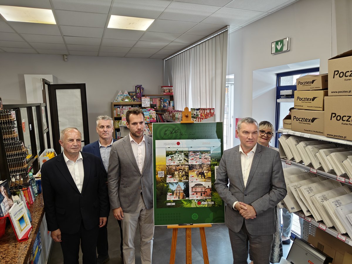 PocztaPolska's tweet photo. 📯Dzisiaj w Szczebrzeszynie zaprezentowaliśmy znaczki pocztowe emisji „Piękno Polski”. W wydarzeniu wzięli udział @JanKanthak, sekretarz stanu w @MAPGOVPL oraz Krzysztof #Falkowski, prezes @PocztaPolska.
➡️https://t.co/dVYwULzNxi https://t.co/VxcR2khtZG