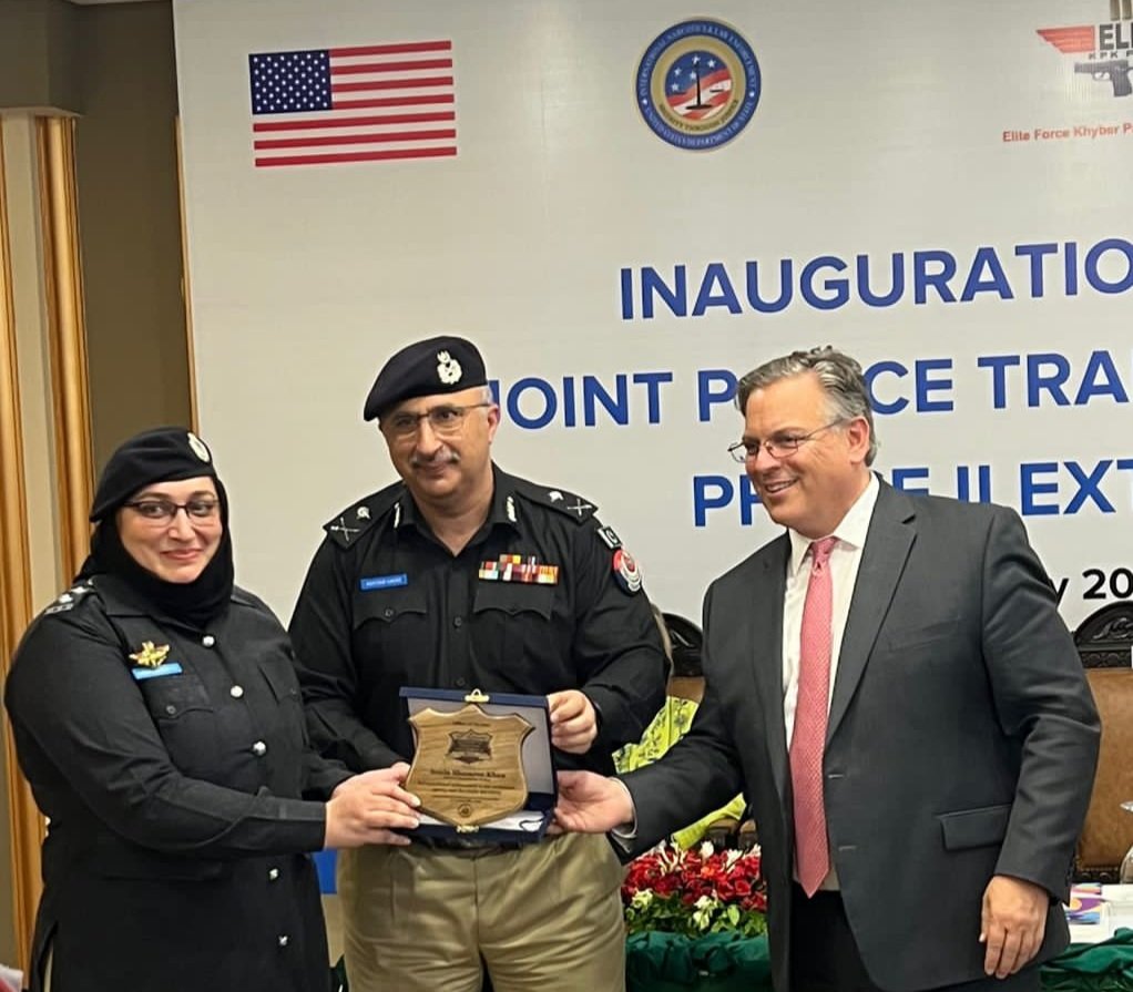 KP_Police1's tweet photo. آئی جی پی خیبر پختونخوا اختر حیات خان اور امریکن سفیر ڈونلڈ اے بلوم نے ڈی پی او بٹگرام سونیا شمروز خان کو "آفیسر آف دی ایئر ایوارڈ" سے نوازا۔ https://t.co/v9lSFxUfRX
