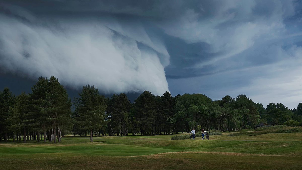 d14vsl's tweet photo. @AmandaCaptures @buitengebieden @helgavanleur @xWxClub @weeronline @WilliamHuizinga @Weermeisje This was captured when golfing a few years back in France! An incredible amount of rain came shortly after! 🌧️ https://t.co/z6rYAOxrX7