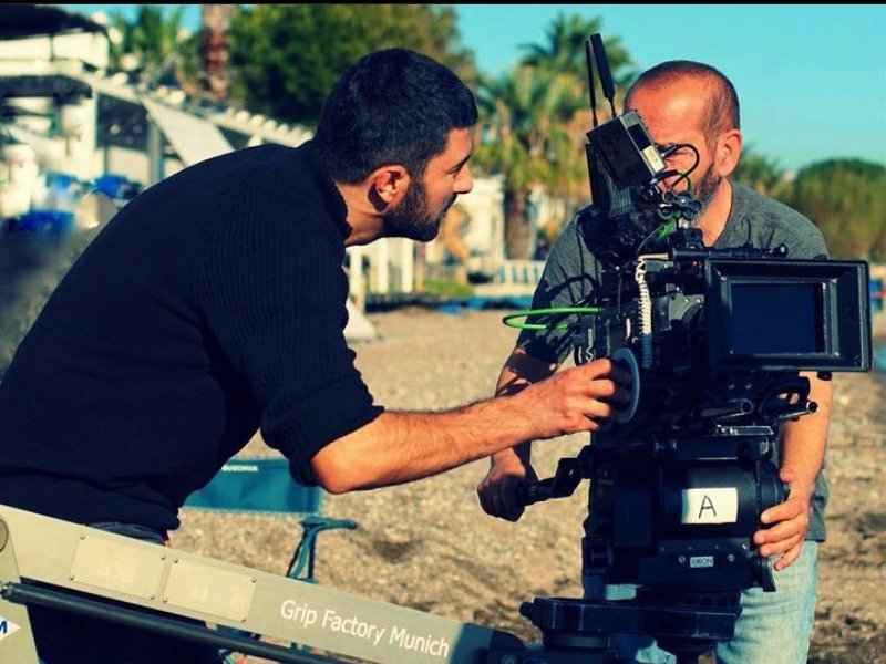 umut7ena's tweet photo. سردار ارموتلو مدير تصوير مسلسل "بنت السفير" عن انجين اكيوريك:
☆لم يختار التمثيل.. التمثيل اختاره.
☆المهم آلا تكون ممثل جيد.. بل ان تكون انسان جيد.
❥جمع انجين الصفتين❥
#EnginAkyürek #SancarEfe #SerdarArmutlu #SefirinKizi https://t.co/nC3bABkQqK