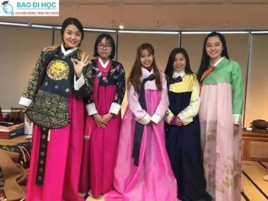 hocvienbdh's tweet photo. Đại học là một giai đoạn quan trọng trong cuộc sống của tôi. Nó không chỉ đánh dấu sự trưởng thành và tự lập, mà còn mở ra cánh cửa cho những cơ hội mới. Tôi đã học được rất n - aprxl3rq9t - https://t.co/eIBw36cjXC https://t.co/OstEGTMCxR